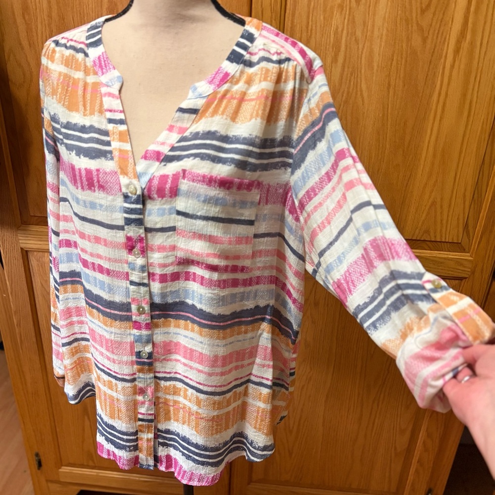 Zac & Rachel- 1X women’s rayon blend button down. Roll tab sleeve. Pretty! EUC